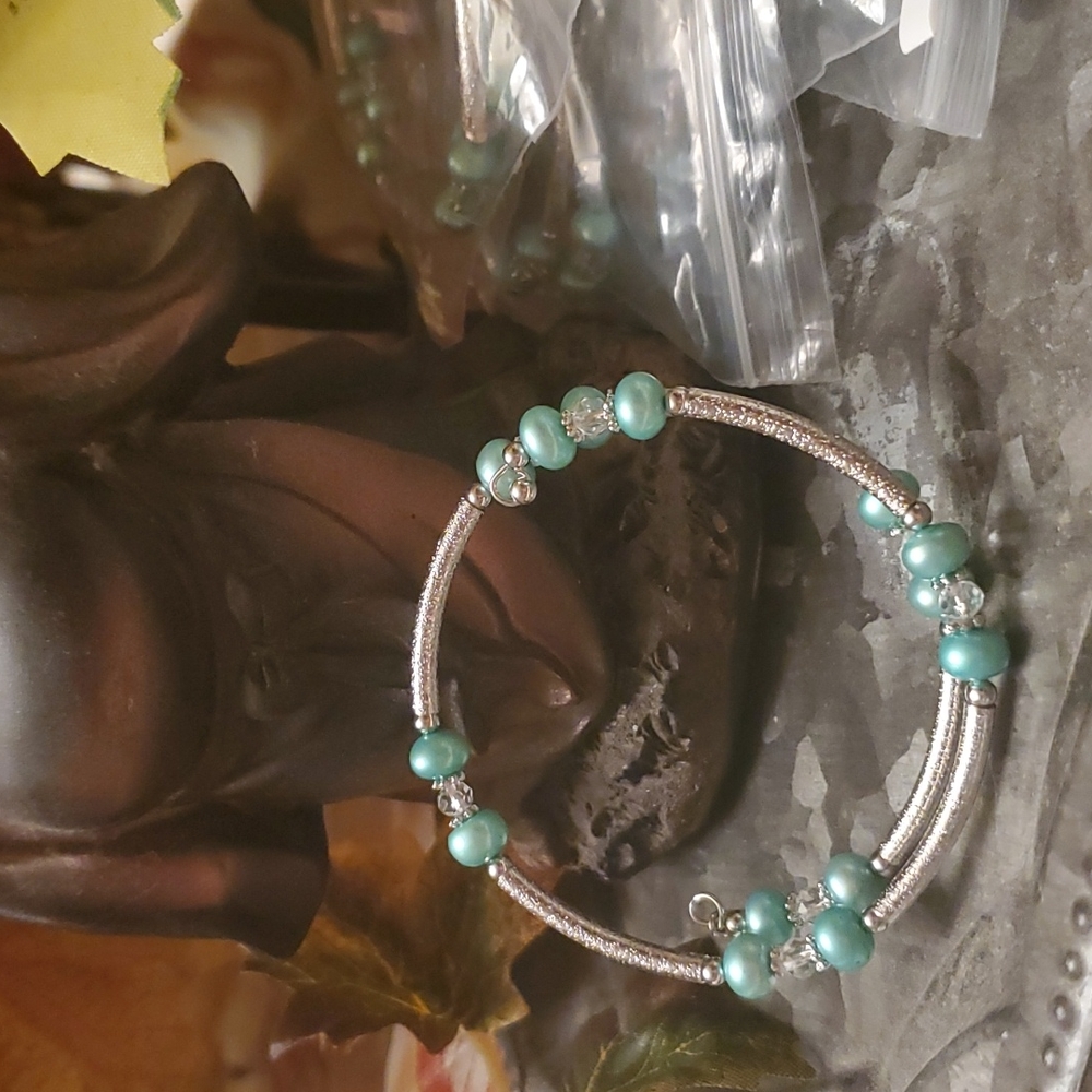 NWT bracelet in cool mint by vantel pearls